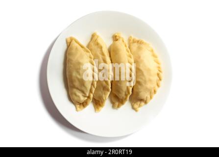 Kue Pastellroh isoliert auf weißem Hintergrund. Kue Pastelltöne oder gebratenes Brot oder Empanadas, beliebte Snacks in Indonesien. Stockfoto