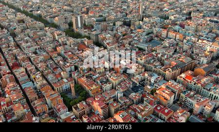Typische Wohngegend von Barcelona bei Sonnenaufgang mit Blick auf die Villa de Gracia (Vila de Gracia). Luftwaffe, Die Aufnahme Aufnimmt Stockfoto