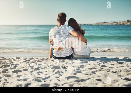 Die Aussicht ist einfach nur spektakulär. Rückansicht eines glücklichen jungen Paares, das einen Sommertag im Freien genießt. Stockfoto