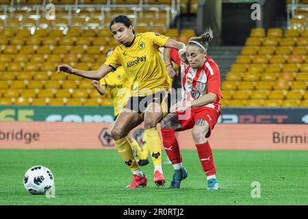 Wolverhampton, Großbritannien. 09. Mai 2023. Wolverhampton, England, Mai 9. 2023: Destiney Toussaint (21 Wolverhampton Wanderers) am Ball während des Finales des Birmingham County Cup zwischen Wolverhampton Wanderers und Stourbridge im Molineux Stadium in Wolverhampton, England (Natalie Mincher/SPP). Kredit: SPP Sport Press Photo. Alamy Live News Stockfoto