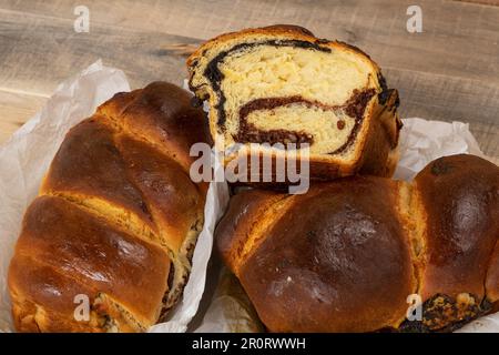 Frisch gebackene, traditionelle rumänische Kuchen, zubereitet an Ostern und Weihnachtsfeiertagen. „Cozonac“ oder „cozonaci“ wird aus süßem Hefeteig hergestellt Stockfoto