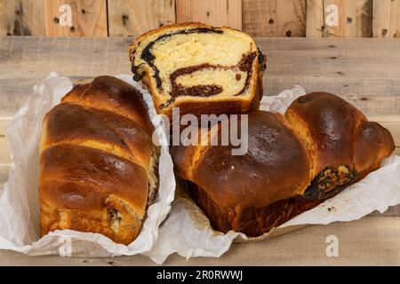 Frisch gebackene, traditionelle rumänische Kuchen, zubereitet an Ostern und Weihnachtsfeiertagen. „Cozonac“ oder „cozonaci“ wird aus süßem Hefeteig hergestellt Stockfoto