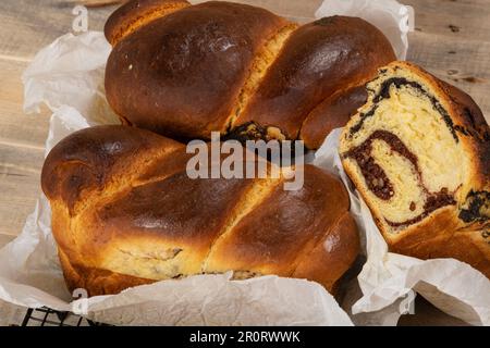 Frisch gebackene, traditionelle rumänische Kuchen, zubereitet an Ostern und Weihnachtsfeiertagen. „Cozonac“ oder „cozonaci“ wird aus süßem Hefeteig hergestellt Stockfoto