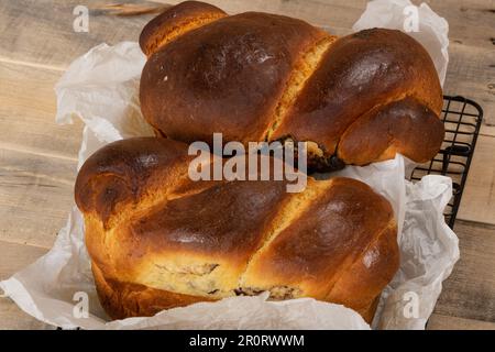 Frisch gebackene, traditionelle rumänische Kuchen, zubereitet an Ostern und Weihnachtsfeiertagen. „Cozonac“ oder „cozonaci“ wird aus süßem Hefeteig hergestellt Stockfoto