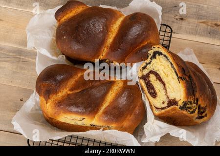 Frisch gebackene, traditionelle rumänische Kuchen, zubereitet an Ostern und Weihnachtsfeiertagen. „Cozonac“ oder „cozonaci“ wird aus süßem Hefeteig hergestellt Stockfoto