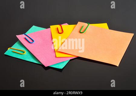 Farbige Haftnotizen mit Büroklammern. Konzept für Notizen auf Karten. Stockfoto