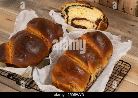 Frisch gebackene, traditionelle rumänische Kuchen, zubereitet an Ostern und Weihnachtsfeiertagen. „Cozonac“ oder „cozonaci“ wird aus süßem Hefeteig hergestellt Stockfoto