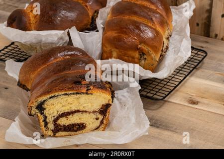 Frisch gebackene, traditionelle rumänische Kuchen, zubereitet an Ostern und Weihnachtsfeiertagen. „Cozonac“ oder „cozonaci“ wird aus süßem Hefeteig hergestellt Stockfoto