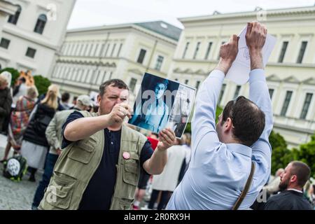 9. Mai 2023, München, Bayern, Deutschland: Mitglieder der russischen Opposition kamen, um gegen die putinisten mit Fotos der Opfer des russischen Krieges zu protestieren, während einige putinisten die Opposition provozierten. Zeitgleich mit den weltweiten Siegesfeiern in München fand eine weitere Demo des unsterblichen Regiments statt, die dieses Mal von Amid Saidi geleitet wurde, der 2022 die demo der putinisten organisierte. Ursprünglich von den russischen Journalisten Sergei Kolotowkin, Sergei Lapenkov und Igor Dmitriev konzipiert, um nicht-militarisierte gedenkfeiern an diejenigen zu veranstalten, die im Zweiten Weltkrieg kämpften, wurde das unsterbliche Regiment (Ger: Unsterbliches Regiment) gesehen Stockfoto