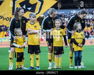 Wolverhampton, Großbritannien. 09. Mai 2023. Wolverhampton, England, Mai 9. 2023: Wölfspieler und Maskottchen während des Finales des Birmingham County Cup zwischen Wolverhampton Wanderers und Stourbridge im Molineux Stadium in Wolverhampton, England (Natalie Mincher/SPP) Kredit: SPP Sport Press Photo. Alamy Live News Stockfoto