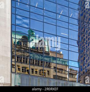 Die J.M. Gidding & Company Building, reflektiert im Trump Tower auf der Fifth Avenue in Midtown Manhattan. Stockfoto