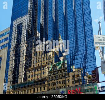 Das Crown Building und J.M. Gidding & Company Building, reflektiert im Trump Tower auf der Fifth Avenue in Midtown Manhattan. Stockfoto