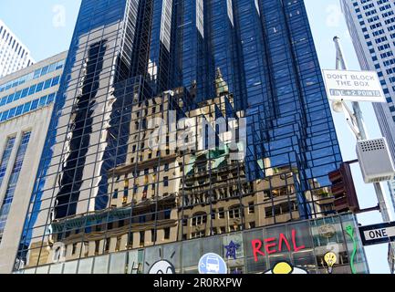Das Crown Building und J.M. Gidding & Company Building, reflektiert im Trump Tower auf der Fifth Avenue in Midtown Manhattan. Stockfoto