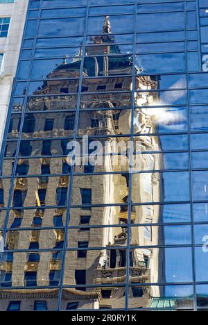 Das Crown Building, reflektiert im Trump Tower auf der Fifth Avenue in Midtown Manhattan. Stockfoto