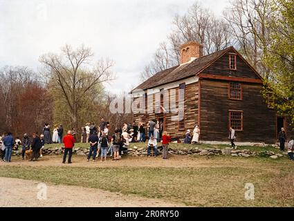 Lexington, Massachusetts, USA - April 2023 - Besucher und Schauspieler versammeln sich vor dem Rasen des Captain William Smith House entlang der Schlachtstraße in der Nähe Stockfoto