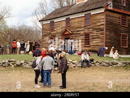 Lexington, Massachusetts, USA - April 2023 - Besucher und Schauspieler versammeln sich vor dem Rasen des Captain William Smith House entlang der Schlachtstraße in der Nähe Stockfoto