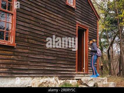 Lexington, Massachusetts, USA - April 2023: Besucher betreten den Seiteneingang zum Captain William Smith House im Minuteman National Historical Stockfoto