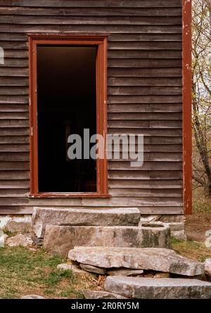 Lexington, Massachusetts, USA - April 2023 - die offene Seitentür zum Captain William Smith House im Minuteman National Historical Park während der Stockfoto