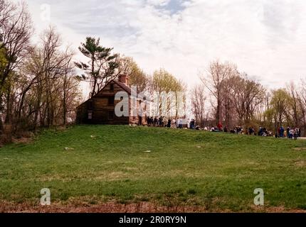 Lexington, Massachusetts, USA - April 2023 - Besucher und Schauspieler versammeln sich vor dem Rasen des Captain William Smith House entlang der Schlachtstraße in der Nähe Stockfoto