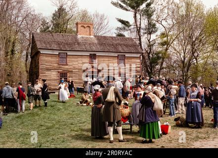 Lexington, Massachusetts, USA - April 2023 - Besucher und Schauspieler versammeln sich vor dem Rasen des Captain William Smith House entlang der Schlachtstraße in der Nähe Stockfoto