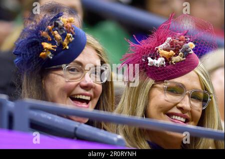 New York, USA. 09. Mai 2023. Zwei Zuschauer tragen während des letzten Jury-Wettbewerbs 147. bei der Westminster Kennel Club Dog Show im USTA Billie Jean King National Tennis Center in Flushing Meadows-Corona Park, Queens, New York, Montag, 9. Mai 2023 maßgeschneiderte Hüte. (Foto: Anthony Behar/Sipa USA) Guthaben: SIPA USA/Alamy Live News Stockfoto