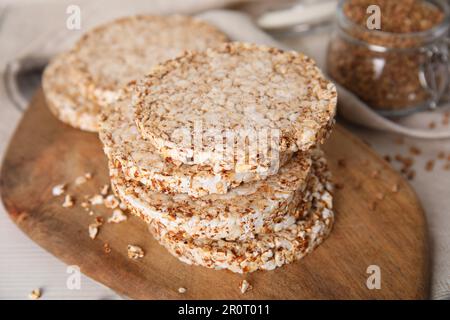 Ein Stapel frischer knuspriger Reiskuchen auf einem weißen Holztisch, Nahaufnahme Stockfoto