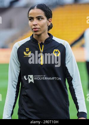 Wolverhampton, Großbritannien. 09. Mai 2023. Wolverhampton, England, Mai 9. 2023: Destiney Toussaint (21 Wolverhampton Wanderers) wärmt sich während des Finales des Birmingham County Cup zwischen Wolverhampton Wanderers und Stourbridge im Molineux Stadium in Wolverhampton, England (Natalie Mincher/SPP). Guthaben: SPP Sport Press Photo. Alamy Live News Stockfoto