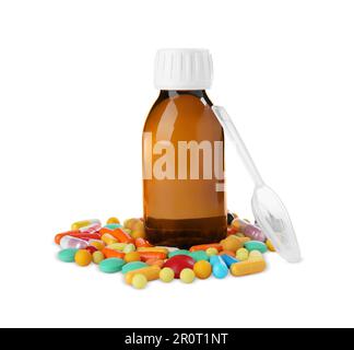 Flasche Sirup, Plastiklöffel mit Pillen auf weißem Hintergrund. Husten und Erkältungsmedizin Stockfoto