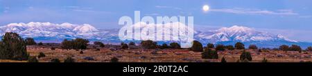 Die Lassalle Mountains, der Canyonlands-Nationalpark, der Dead Horse Point State Park, Utah und die USA sind bei Vollmondaufgang im Panoramablick zu sehen Stockfoto