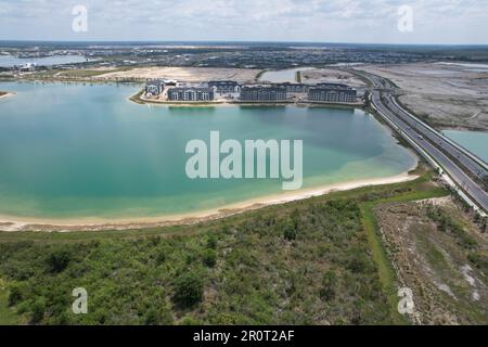 Aerial Babcock Ranch Apartments am See. Stockfoto