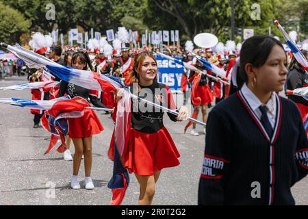 Die Studenten marschieren zur Bürgerparade am Jahrestag der Schlacht im Staat Puebla im Mai 5 Stockfoto