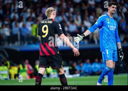 Madrid, Spanien. 09. Mai 2023. Erling Haaland (Manchester City) und Thibaut Courtois (Real Madrid) während des Fußballspiels zwischen Real Madrid und Manchester City, gültig für das Halbfinale der UEFA Championâ&#x80;&#X99;s League, die am Dienstag, den 09. Mai 2023 im Bernabeu Stadion in Madrid, Spanien, gefeiert wurde. Gutschrift: Independent Photo Agency/Alamy Live News Stockfoto