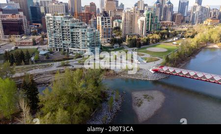 Die Skyline von Calgary am Bow River aus der Vogelperspektive. Stockfoto