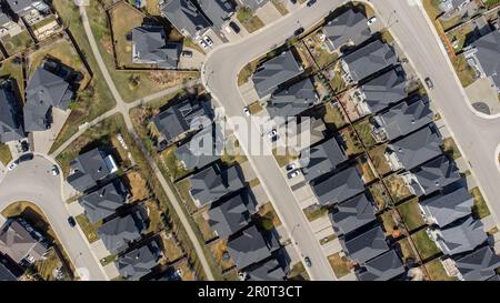 Einfamilienhäuser in der Region Aspen Woods in Calgary aus der Vogelperspektive. Stockfoto