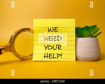 Pflanzen und Lupe mit dem Wort "WIR BRAUCHEN IHRE HILFE" auf gelbem Hintergrund Stockfoto