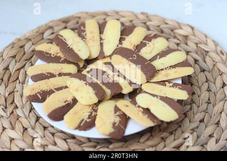 Kue Lidah Kucing oder Katzenzunge Kekse. Wird häufig während des Urlaubs am Eid Al Fitr serviert. Indonesische Weihnachtskekse. Stockfoto