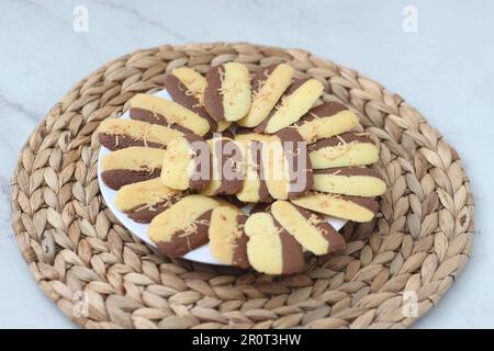 Kue Lidah Kucing oder Katzenzunge Kekse. Wird häufig während des Urlaubs am Eid Al Fitr serviert. Indonesische Weihnachtskekse. Stockfoto