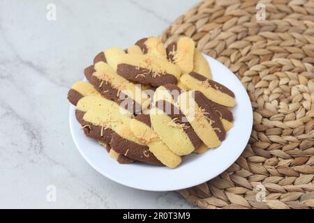 Kue Lidah Kucing oder Katzenzunge Kekse. Wird häufig während des Urlaubs am Eid Al Fitr serviert. Indonesische Weihnachtskekse. Stockfoto