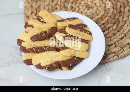 Kue Lidah Kucing oder Katzenzunge Kekse. Wird häufig während des Urlaubs am Eid Al Fitr serviert. Indonesische Weihnachtskekse. Stockfoto