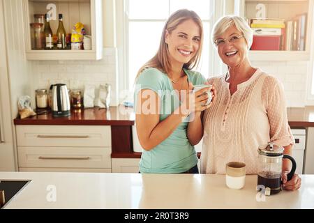 Familiäre Bindungen sind Bindungen, die die Prüfung der Zeit bestehen. Eine liebevolle Mutter und Tochter, die zu Hause Zeit miteinander verbringen. Stockfoto