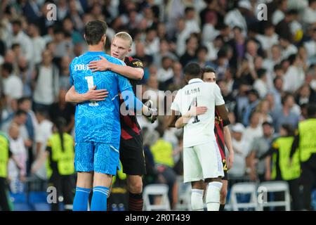 Madrid, Spanien. 9. Mai 2023. Thibaut Courtois (L) von Real Madrid umarmt Erling Haaland von Manchester City nach dem Halbfinale der UEFA Champions League im ersten Spiel der ersten Teilstrecke am 9. Mai 2023 in Madrid, Spanien. Kredit: Meng Dingbo/Xinhua/Alamy Live News Stockfoto