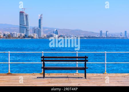 Leere Bank an der Seeküste. Limassol-Stadt in Zypern am Mittelmeer Stockfoto