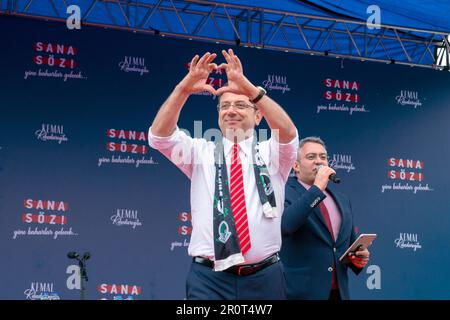 Adapazari, Sakarya, Türkei. 9. Mai 2023. Ekrem Imamoglu, Bürgermeister der Metropolitan Municipality in Istanbul, ein Herzsymbol theirÂ Unterstützer bei der Wahlkampfveranstaltung in Sakarya, Türkei. Die Parlamentswahlen zur Wahl des Präsidenten der Türkei am 14. Mai 2023 und die Parlamentswahlen zur Bestimmung von 600 neuen Stellvertretern der Großen Türkischen Nationalversammlung werden auf der sameÂ dayâ inÂ Türkei stattfinden. Kredit: ZUMA Press, Inc./Alamy Live News Stockfoto