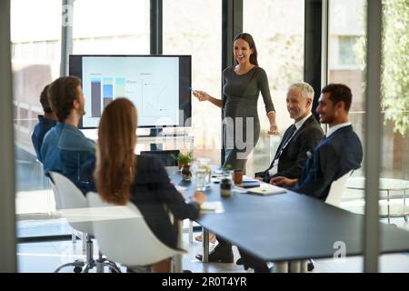 Bilanz ziehen und neue Ziele setzen. Ein Unternehmenskaufmann, der eine Präsentation im Sitzungssaal halten wird. Stockfoto