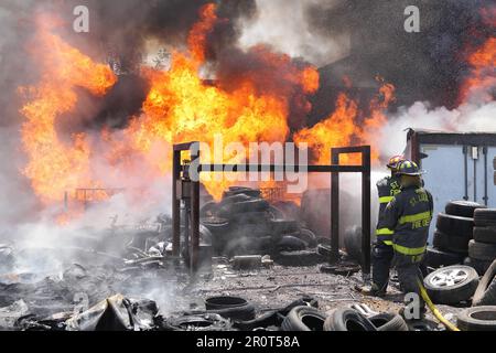 St. Louis, Usa. 09. Mai 2023. St. Louis Feuerwehrleute kämpfen gegen ein hartnäckiges Feuer auf dem Schrottplatz, das durch Benzin- und Magnesiummotorblöcke in St. angetrieben wird Louis am Dienstag, den 9. Mai 2023. Foto: Bill Greenblatt/UPI Credit: UPI/Alamy Live News Stockfoto