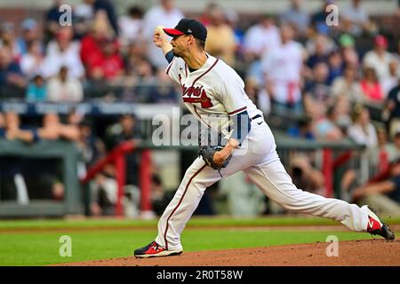 Atlanta, Usa. 09. Mai 2023. Der erste Werfer der Atlanta Braves, Charlie Morton (50), liefert an die Boston Red Sox während der ersten Inning eines Major League Baseballspiels im Truist Park in Atlanta, Georgia, am Dienstag, den 9. Mai 2023. Foto: David Tulis/UPI Credit: UPI/Alamy Live News Stockfoto