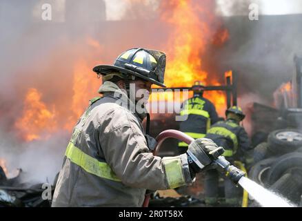 St. Louis, Usa. 09. Mai 2023. St. Louis Feuerwehrleute kämpfen gegen ein hartnäckiges Feuer auf dem Schrottplatz, das durch Benzin- und Magnesiummotorblöcke in St. angetrieben wird Louis am Dienstag, den 9. Mai 2023. Foto: Bill Greenblatt/UPI Credit: UPI/Alamy Live News Stockfoto