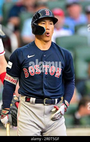 Atlanta, Usa. 09. Mai 2023. Der Rechtspfeldspieler Alex Verdugo (99) der Boston Red Sox reagiert nach einem Schlag gegen die Atlanta Braves während der ersten Inning eines Major League Baseballspiels im Truist Park in Atlanta, Georgia, am Dienstag, den 9. Mai 2023. Foto: David Tulis/UPI Credit: UPI/Alamy Live News Stockfoto