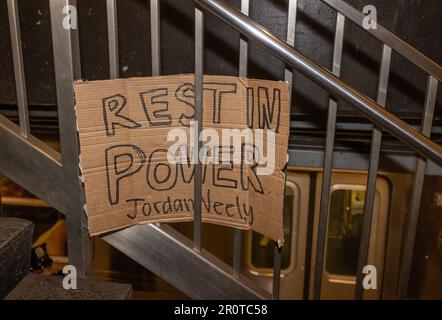 NEW YORK, NEW YORK. – 8. Mai 2023: Während einer Demonstration in der U-Bahn-Station Broadway-Lafayette Street ist ein Schild zu Ehren von Jordan Neely zu sehen. Stockfoto