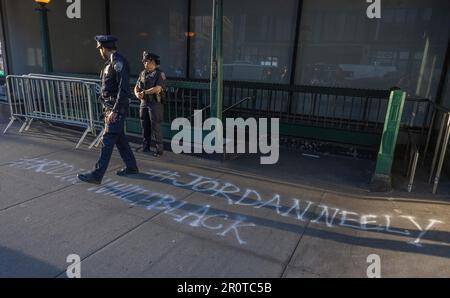 NEW YORK, NEW YORK. – 8. Mai 2023: Beamte des New Yorker Polizeireviers werden vor der U-Bahn-Station Broadway-Lafayette Street gesehen. Stockfoto